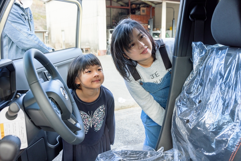 3.お店で車を見る